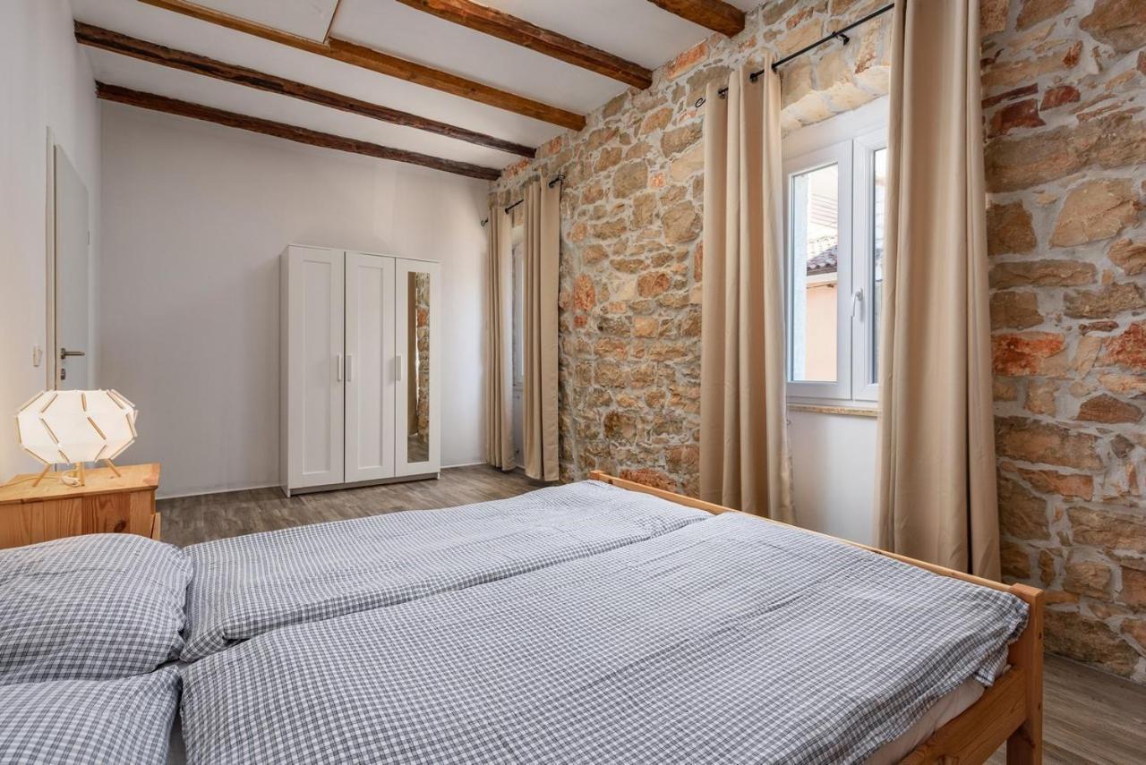 Center House With Apartments Umag Kültér fotó