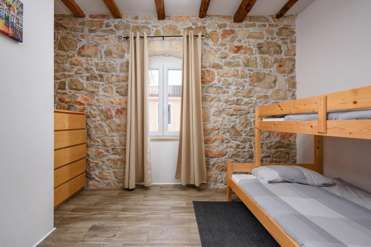 Center House With Apartments Umag Kültér fotó