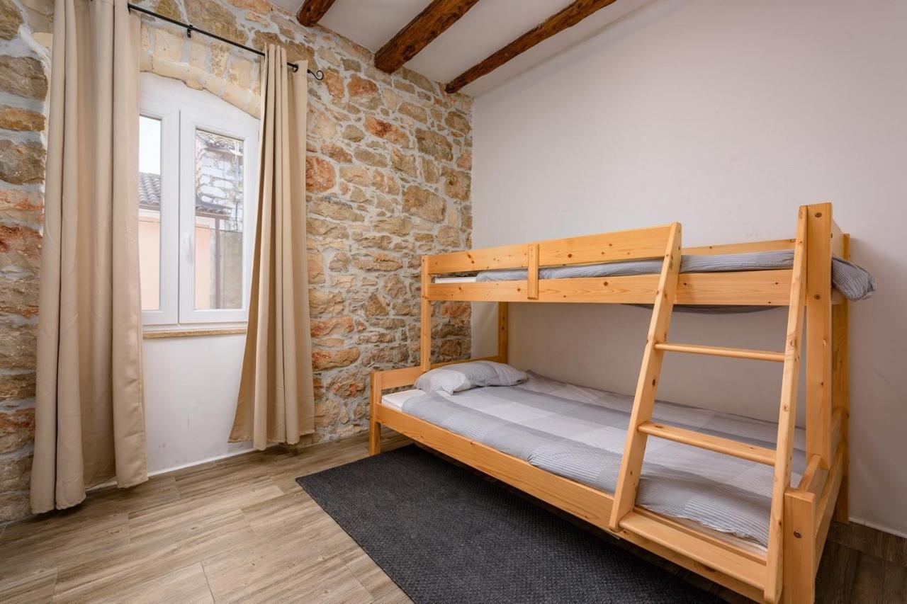 Center House With Apartments Umag Kültér fotó